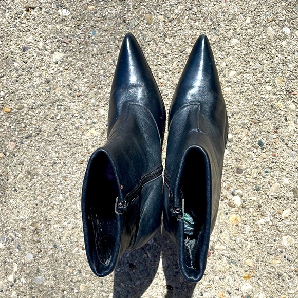 Aldo cute leather ankle boots, inside is worn , outside is in great condition - Picture 3 of 11